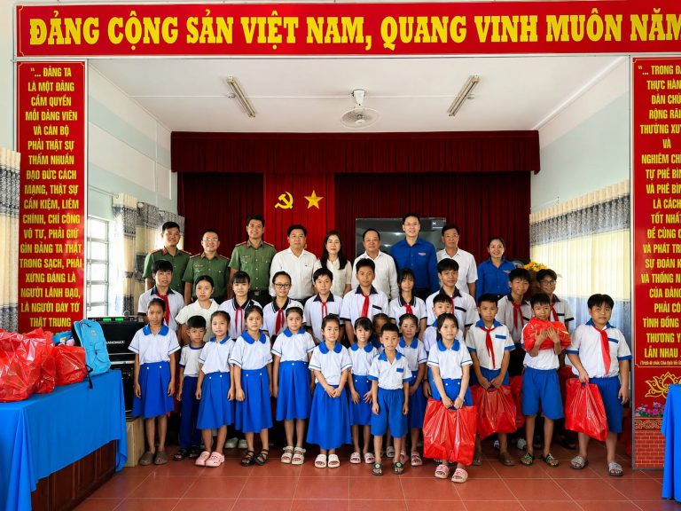 Daisy Media phối hợp cùng Ban thanh niên Công An TP.Cần Thơ  trao quà cho các em học sinh có hoàn cảnh khó khăn